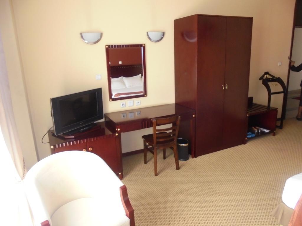 Soramba Hotel Business Plc Addis Abeba Esterno foto